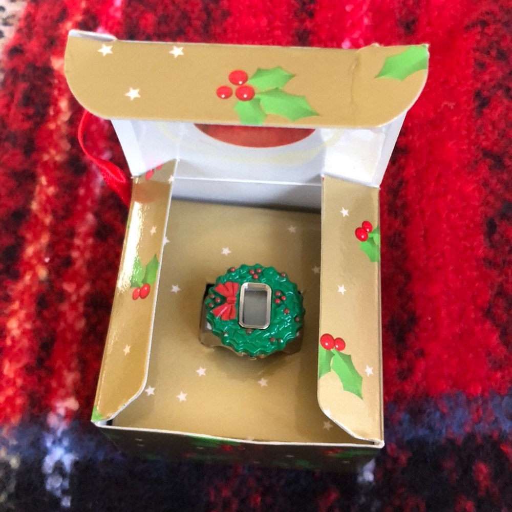 Vintage Avon digital Christmas wreath ring watch